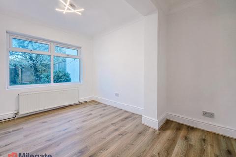2 bedroom flat to rent, Great North Way, London NW4