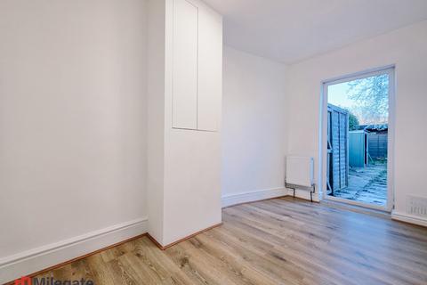 2 bedroom flat to rent, Great North Way, London NW4