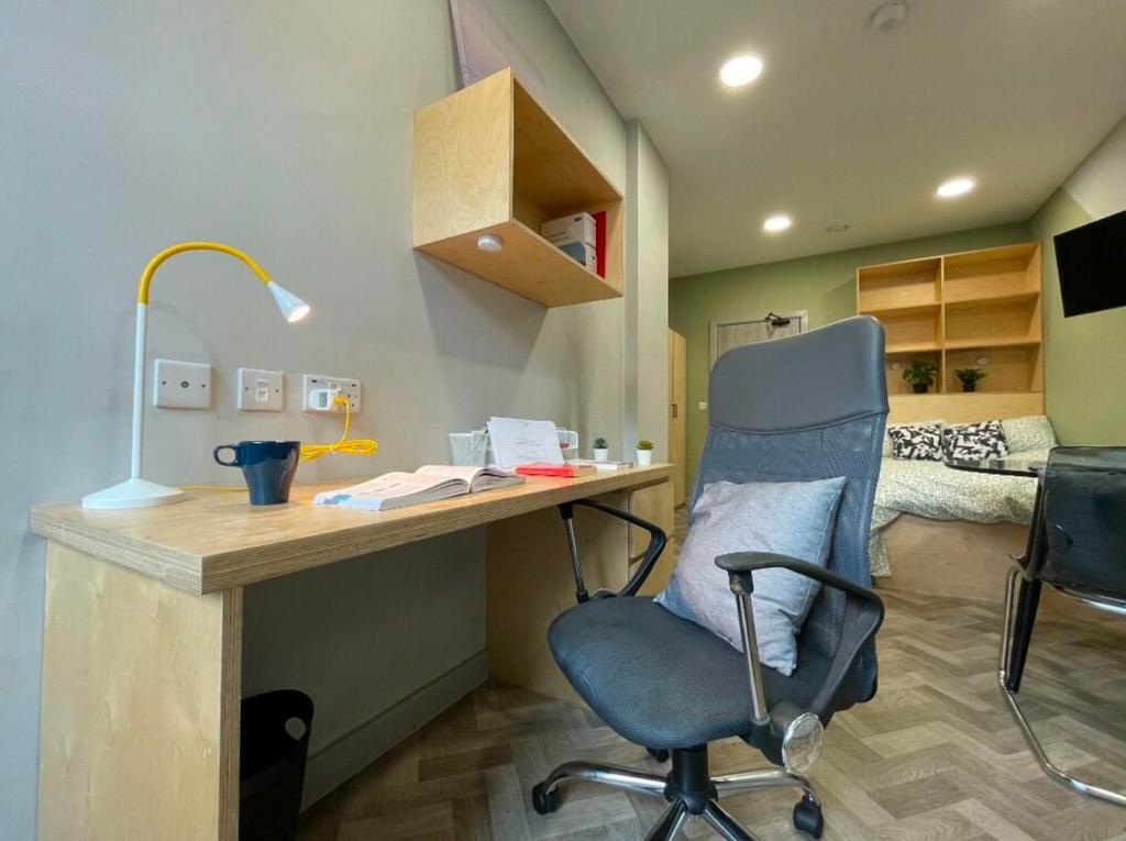 A spacious and well-lit large double bedroom fe...