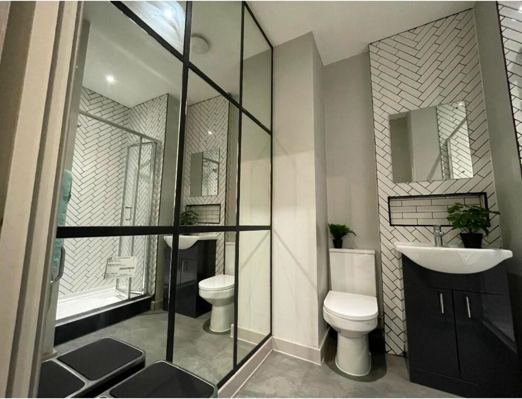A modern and stylish bathroom featuring sleek d...