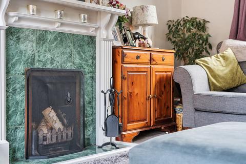 2 Dale View, Haslemere, GU27 2QS