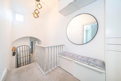 2 bedroom apartment for sale, Hillreach, London, SE18