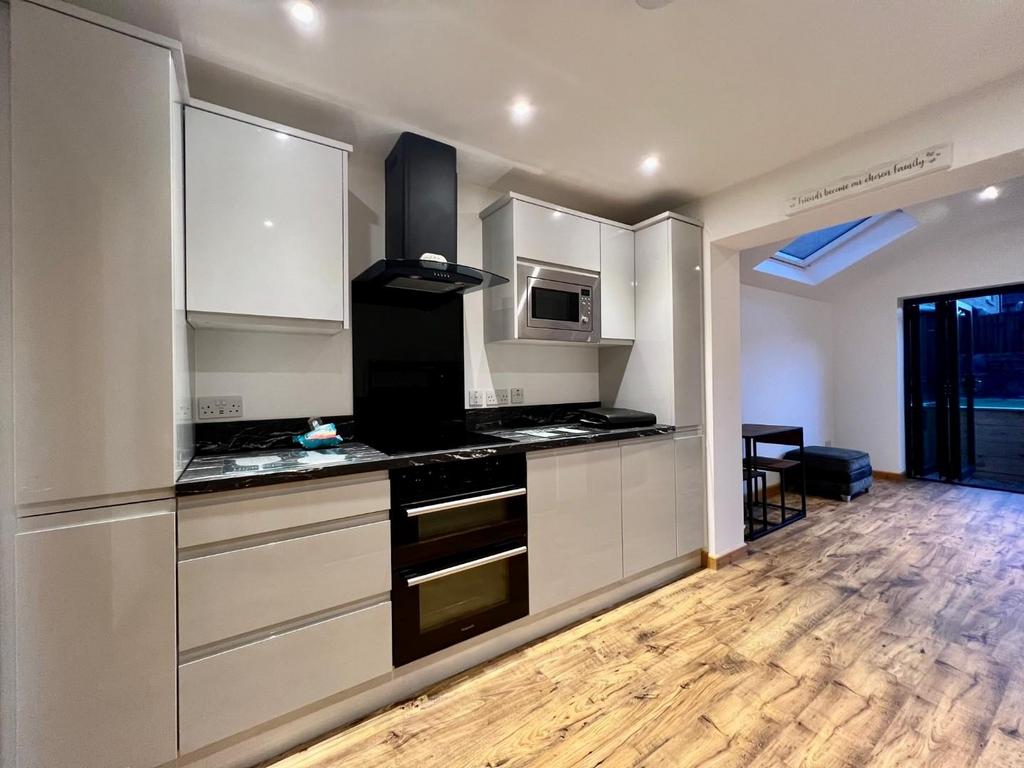 Kitchen2.jpg