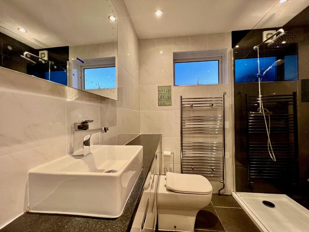 Shower room 2.jpg