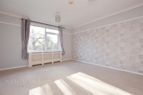 34 The Bourne, Bovingdon, Hemel Hempstead, HP3 0EN
