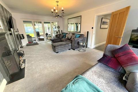 5 bedroom detached house to rent, Lodge Avenue, Collingtree NN4