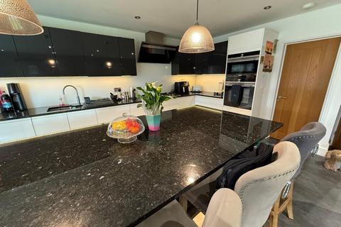 5 bedroom detached house to rent, Lodge Avenue, Collingtree NN4