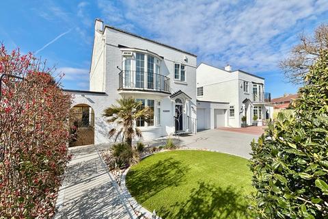 3 bedroom detached house for sale, Cooden Close, Bexhill-on-Sea, TN39