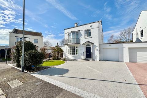 3 bedroom detached house for sale, Cooden Close, Bexhill-on-Sea, TN39