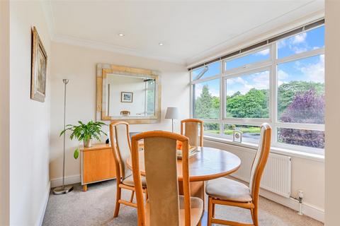 2 bedroom apartment for sale, Station Approach, Tadworth