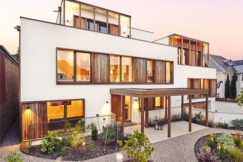 8 Roedean Crescent, London, SW15 5JU