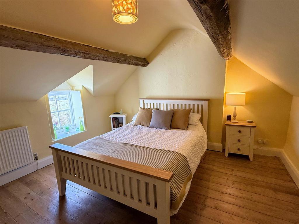 16 - Bedroom.jpg