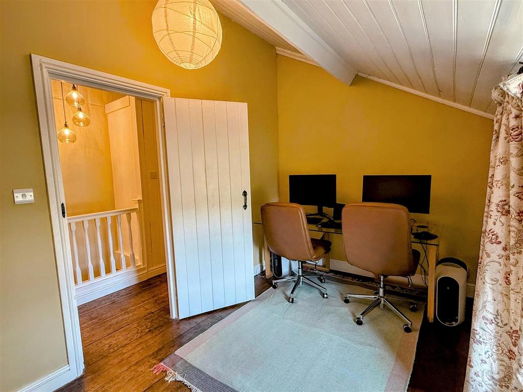 17 - Bedroom.jpg
