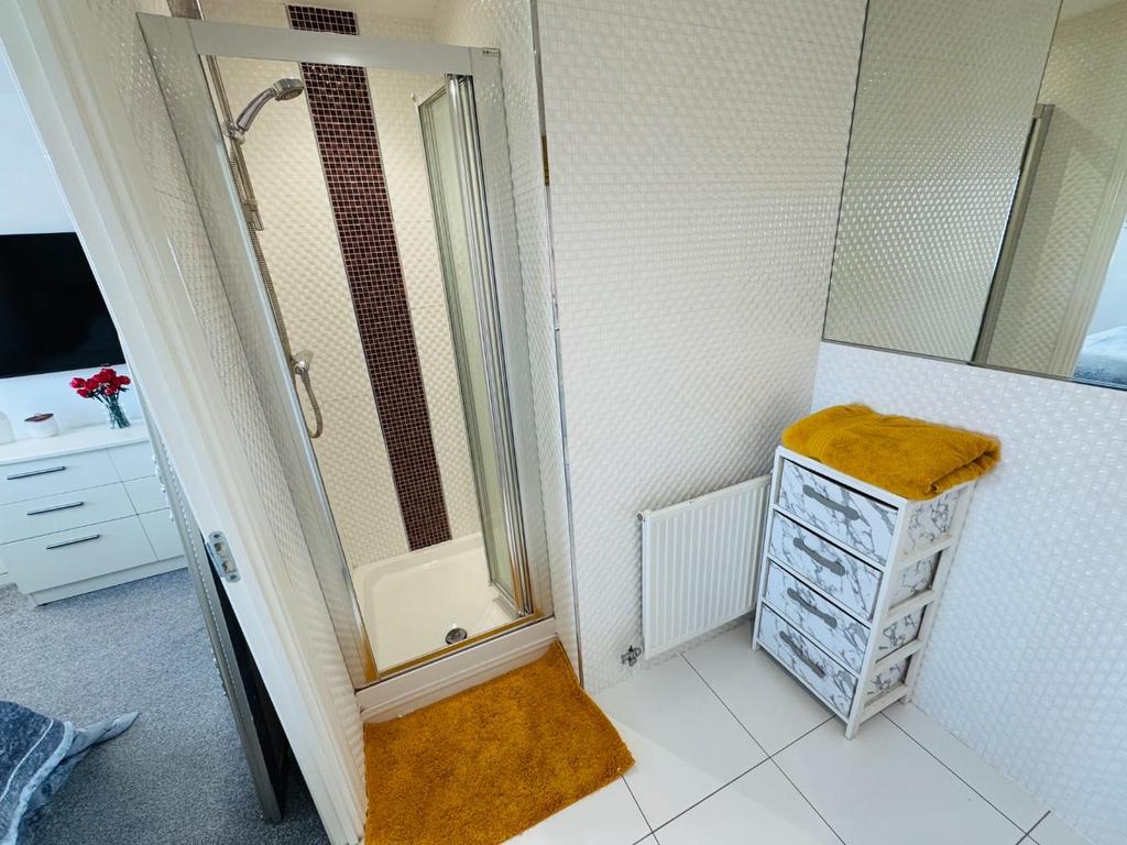 En suite to bedroom two