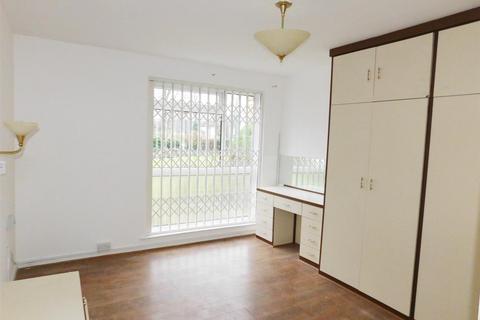 2 bedroom flat to rent, Bury Old Road, Salford