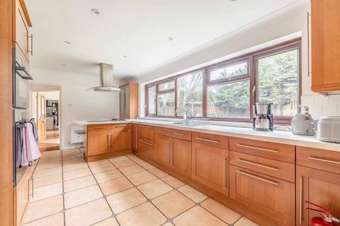 6 bedroom detached house to rent, Hasting Close, Maidenhead SL6