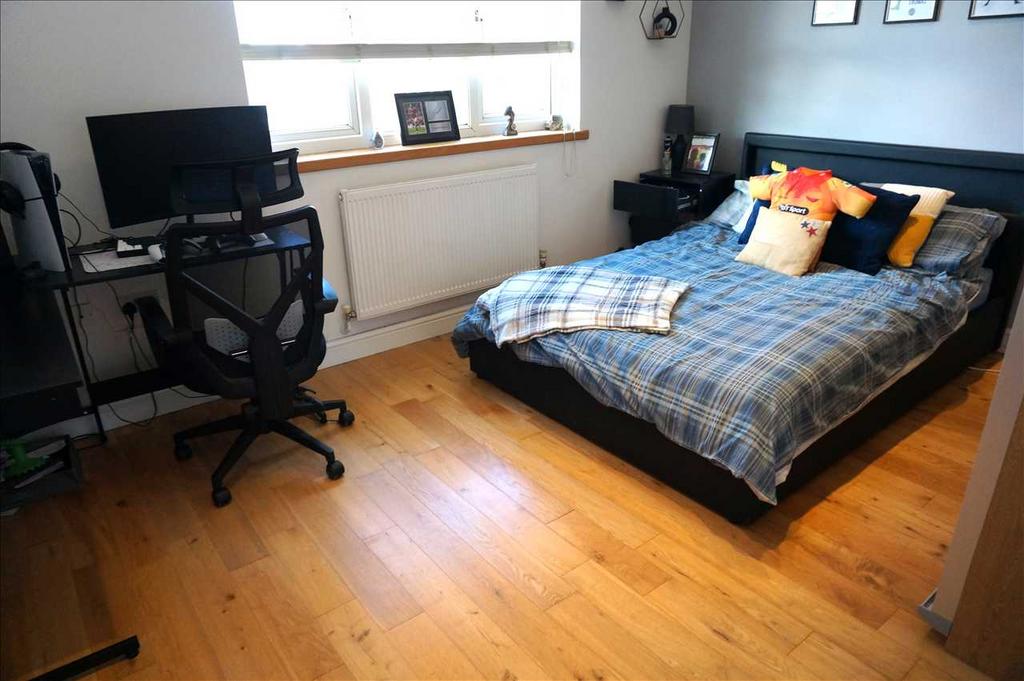 Front bedroom 2