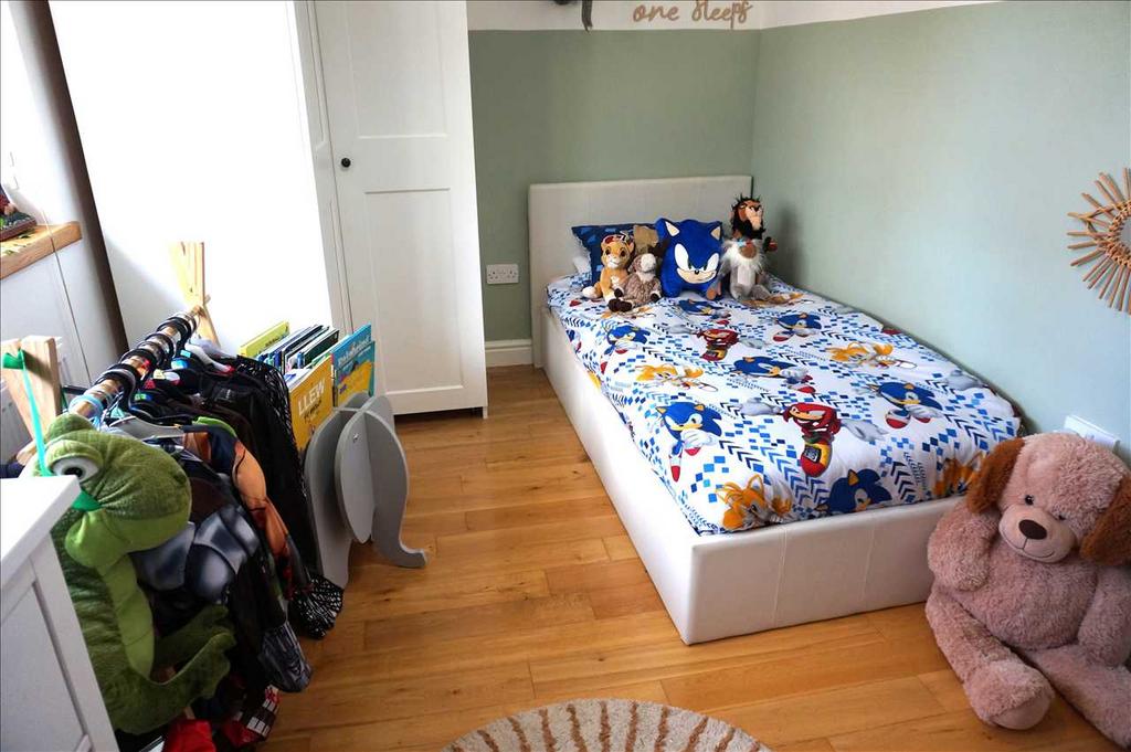 Back bedroom 4