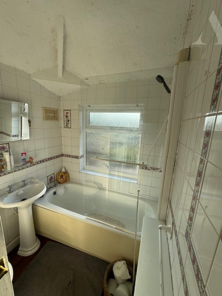 70 Millington Road bathroom