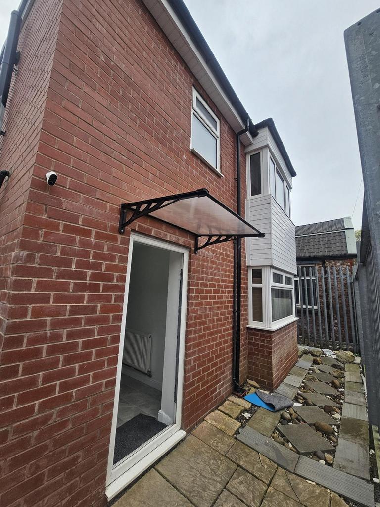 3 Bedroom Detached House To Let