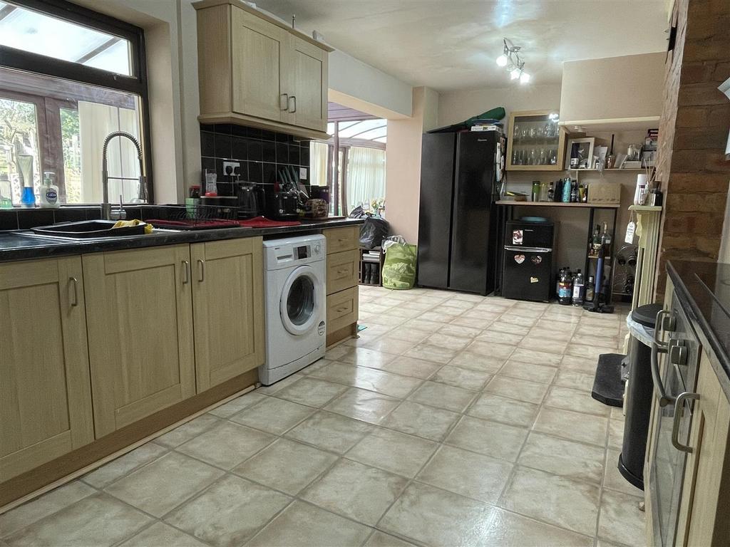 Large l shaped kitchen