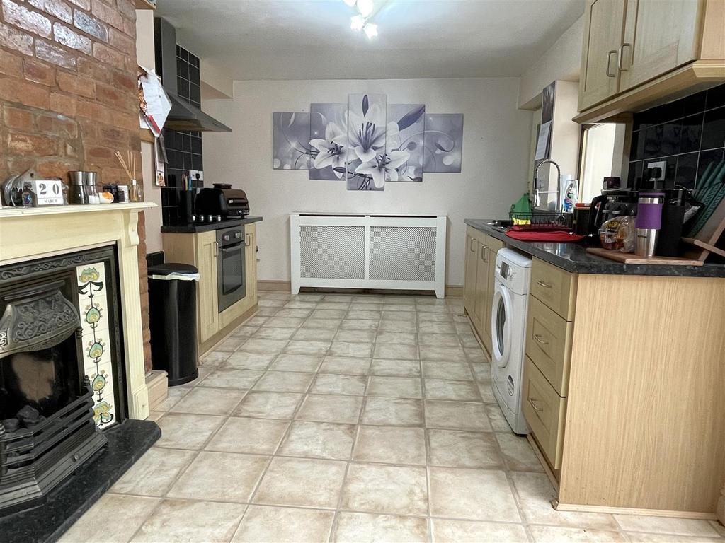 Large l shaped kitchen