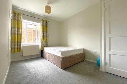 1 bedroom in a house share to rent, Moffat Court, Gap Road, Wimbledon, SW19