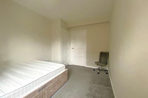 1 bedroom in a house share to rent, Moffat Court, Gap Road, Wimbledon, SW19