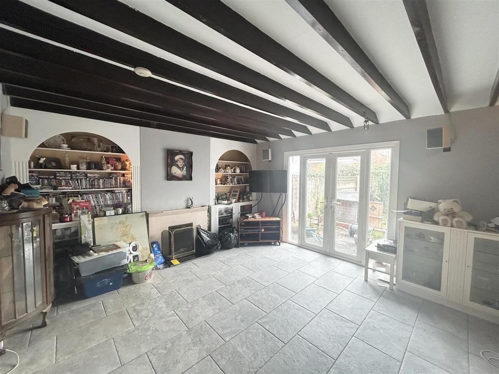 Lounge/Dining Room: