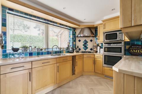 2 Weston Close, Godalming, GU7 2EY