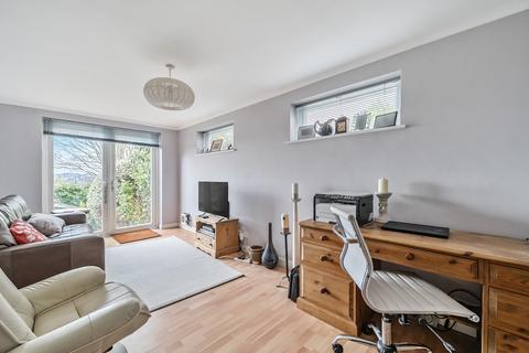 2 Weston Close, Godalming, GU7 2EY