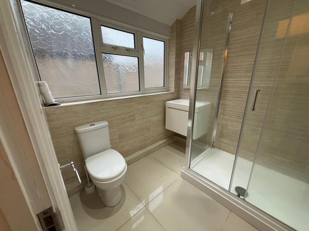 Bathroom (ground floor)