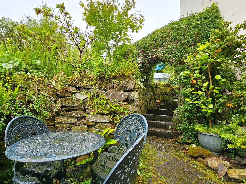 Seating & Archway.jpg