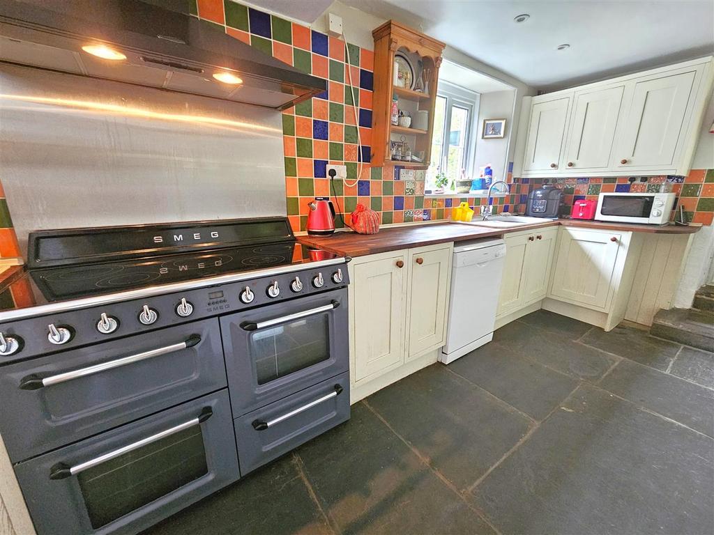 Kitchen 2.jpg