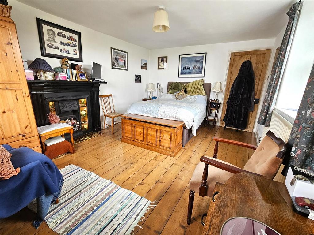 Bedroom 1.jpg