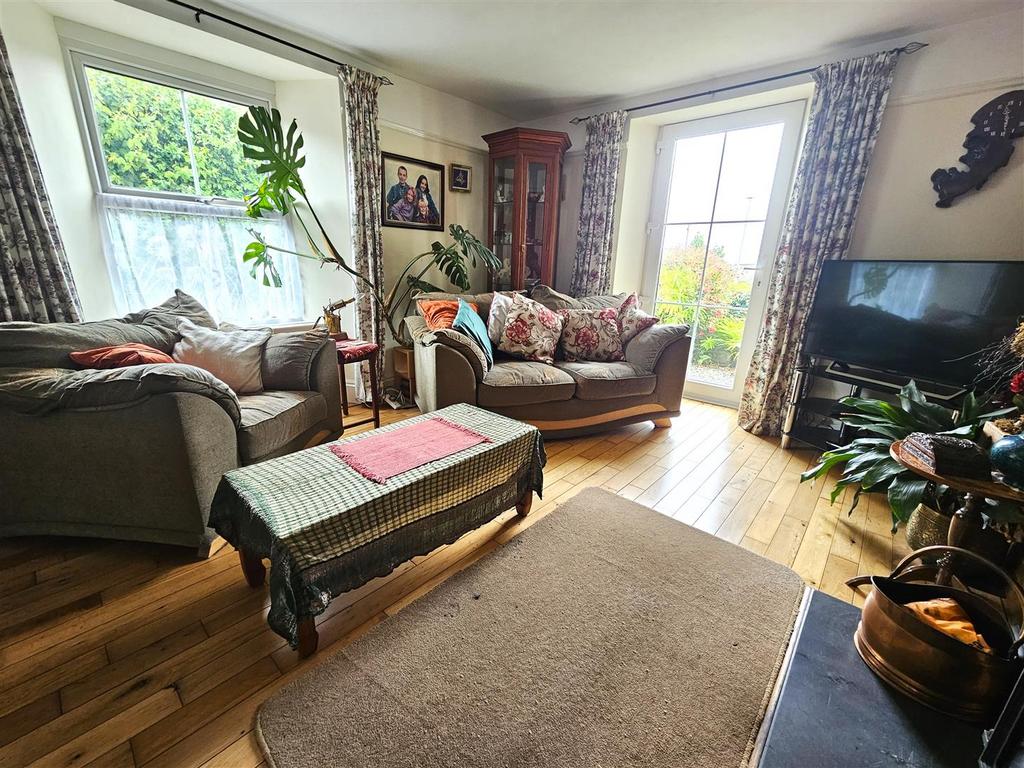 Living room 1.jpg