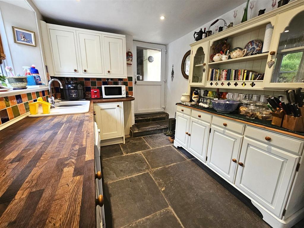Kitchen 1.jpg