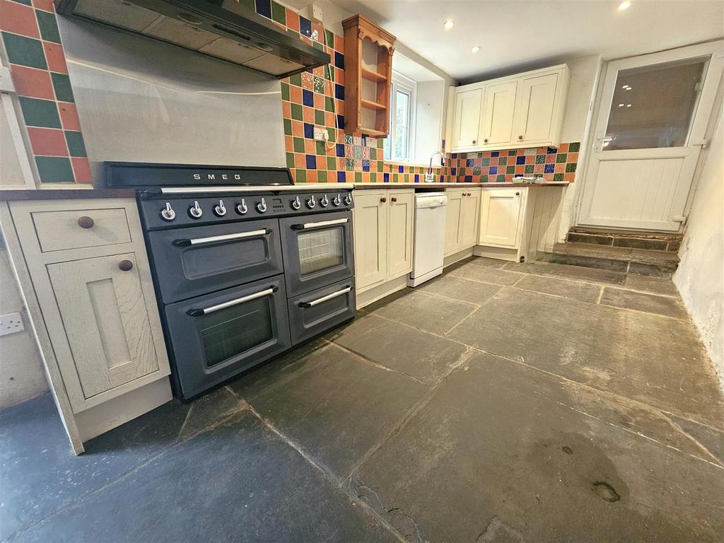 Kitchen 2.jpg