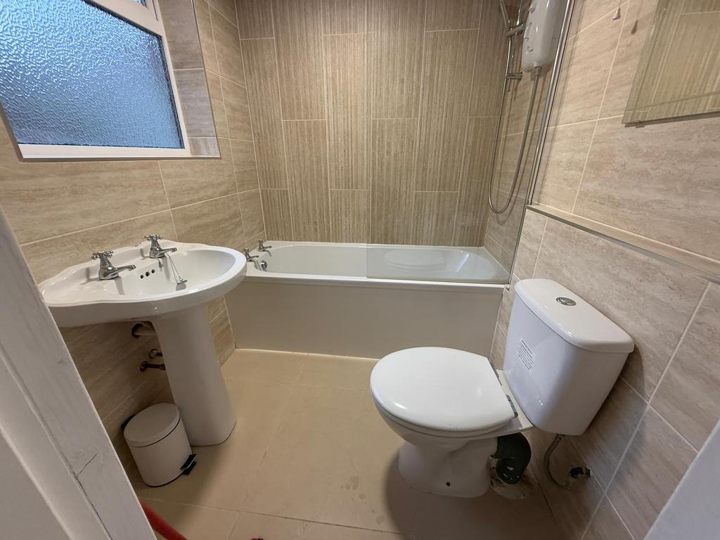 Bathroom (ground floor)