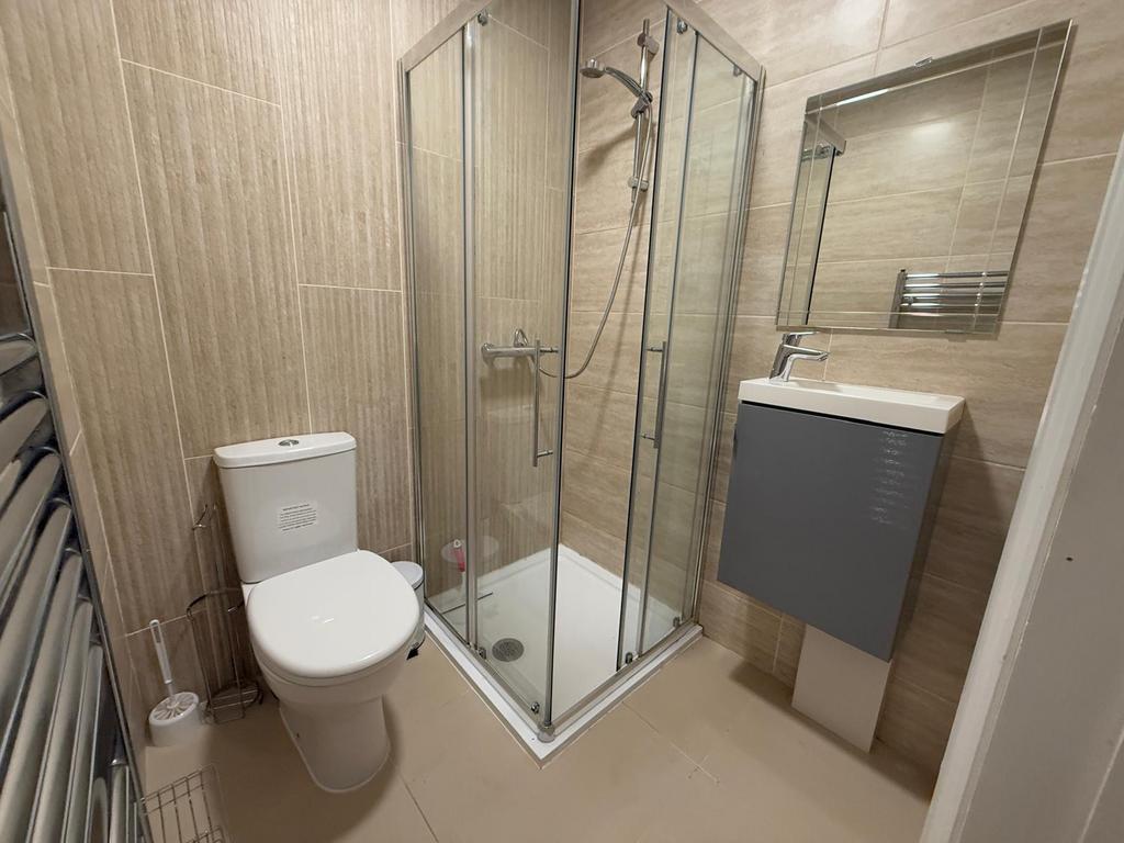 Bathroom (second floor)