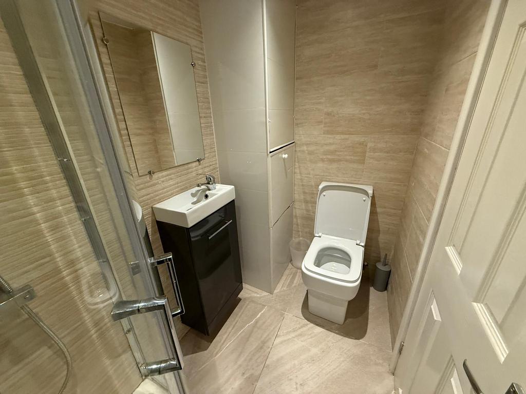 Bathroom (ground floor)