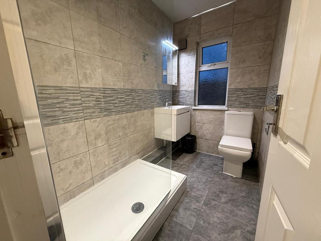 Bathroom 2 (first floor)