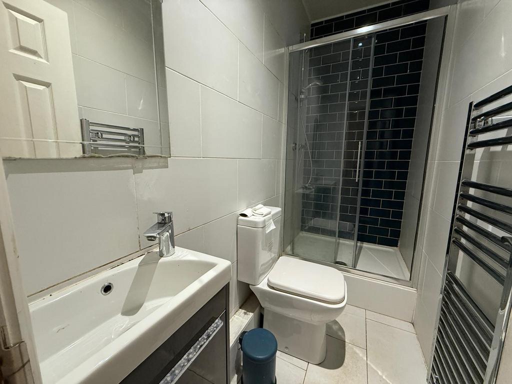 Bathroom (first floor)