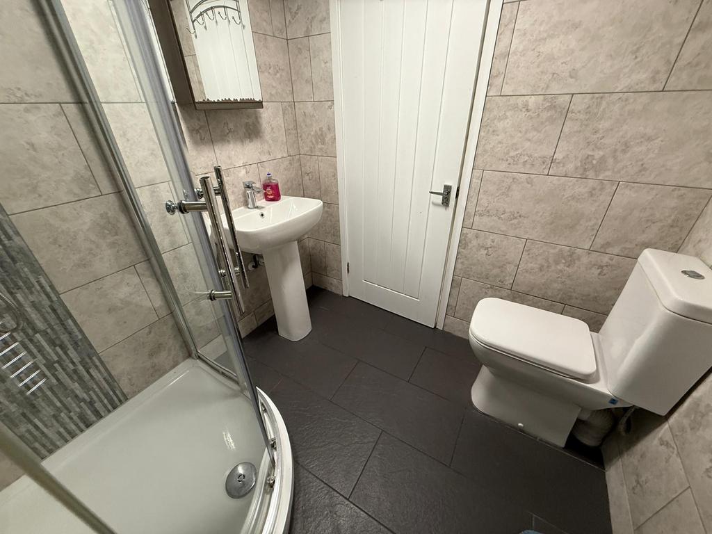 Bathroom (ground floor)