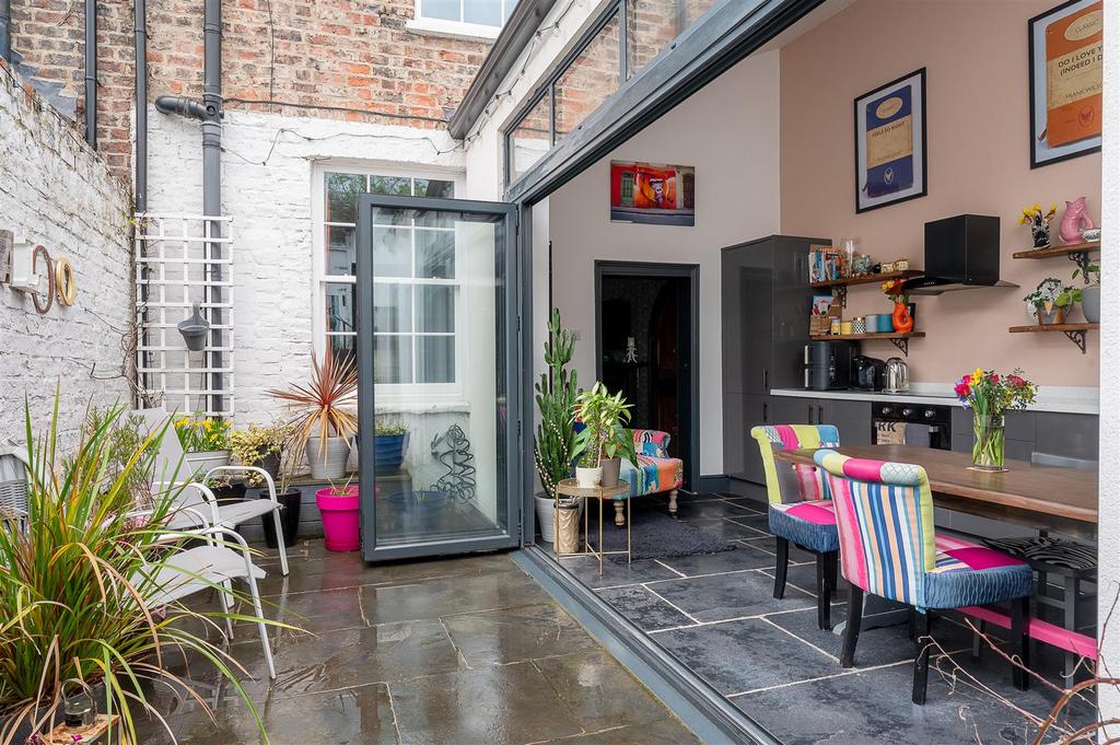 Yard/kitchen