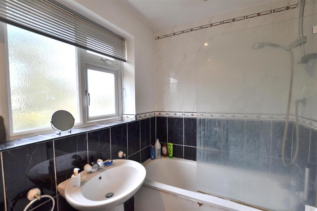 Family Bathroom 1.JPG