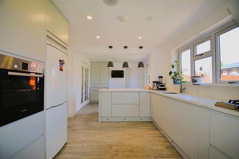 4 bedroom detached house for sale, Mallard Drive, Leicester