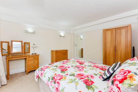3 bedroom flat for sale, Earls Court, Earls Court, London, SW5