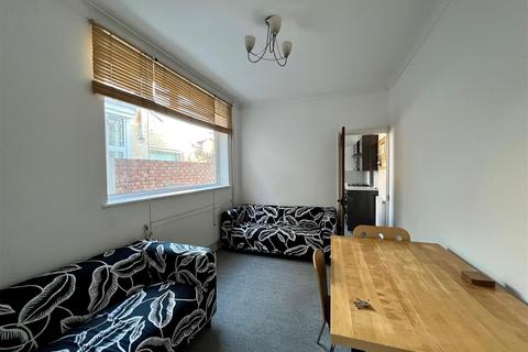 4 bedroom terraced house to rent, Wheatstone Road