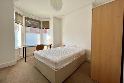 4 bedroom terraced house to rent, Wheatstone Road